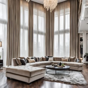 Peut inclure: Un grand canapé d'angle beige clair avec une méridienne est installé dans un salon spacieux avec des fenêtres du sol au plafond et des rideaux transparents. Le canapé est doté de plusieurs coussins dans différentes nuances de gris et de beige. Une table basse ronde noire est placée devant le canapé.