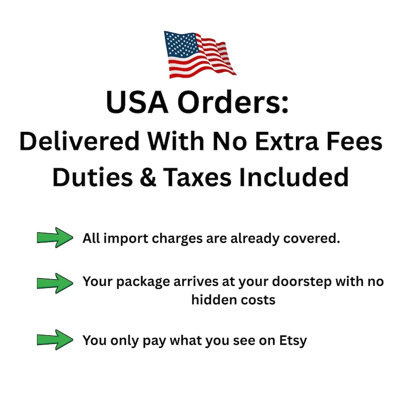以下が含まれることがあります： 「USA Orders: Delivered With No Extra Fees Duties & Taxes Included」というテキストの画像。上部にはアメリカ国旗があります。テキストには「All import charges are already covered.」と「You only pay what you see on Etsy.」とも書かれています。