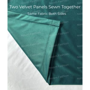 以下が含まれることがあります： 「Two Velvet Panels Sewn Together」と「Same Fabric Both Sides」のテキストが入った、2つのティールベルベットパネルを縫い合わせたクローズアップ。生地は無地のティール色で、両面を見せるようにパネルが折りたたまれています。