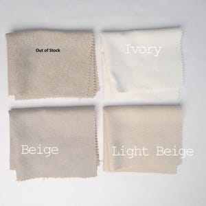 Pu&ograve; includere: Quattro campioni di tessuto rettangolari disposti a griglia. Il campione in alto a sinistra &egrave; marrone chiaro con il testo Out of Stock. In alto a destra &egrave; avorio con il testo Ivory. In basso a sinistra &egrave; beige con il testo Beige e in basso a destra &egrave; beige chiaro con il testo Light Beige.