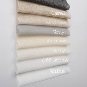 Pode incluir: Uma pilha de amostras de tecido em v&aacute;rios tons de branco, bege e cinza. As amostras s&atilde;o etiquetadas com as cores: Camelo, Cinza, Marfim, Branco Quebrado e Branco. Algumas cores est&atilde;o marcadas como "Esgotado".