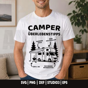 Könnte beinhalten: Ein weißes Kurzarm-T-Shirt mit einer schwarzen Grafik eines Wohnmobils, Tannenbäumen und dem Text CAMPER ÜBERLEBENSTIPPS. Das Design enthält Pfeile, die auf Details zeigen, mit den Beschriftungen MARKISE RAUS, BIER KALTSTELLEN, GRILL AN und NACHBARN BEOBACHTEN.