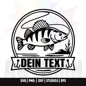 Könnte beinhalten: Schwarz-weiße Grafik eines Fisches in einem Kreis, mit einer Angelschnur. Unter dem Kreis befindet sich ein Banner mit dem Text "DEIN TEXT" und zwei Ankerhaken. Der untere Teil des Bildes enthält den Text "SVG | PNG | DXF | STUDIO3 | EPS".