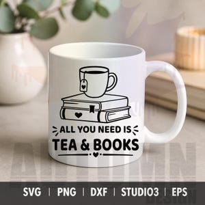 Op de afbeelding: Witte keramische mok met een zwarte afbeelding van een theekopje, boeken en de tekst "ALL YOU NEED IS TEA & BOOKS". De mok heeft een gebogen handvat en is geschikt voor warme dranken. Het ontwerp bevat harten en een theezakje.