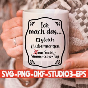 Può includere: Tazza in ceramica bianca con bordo nero e testo che recita "Ich mach das... gleich, übermorgen, Jam Sankt-Nimmerleins-Tag". Il testo è in formato casella di controllo con la terza opzione selezionata.
