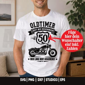 以下が含まれることがあります： OLDTIMER LÄUFT WIE GESCHMIERTの文字、盾のエンブレムに入った数字の50、オートバイのイラスト、NOCH LANGE NICHT AUSGEBREMSTの文字が黒でプリントされた白いTシャツ。赤い円形のオーバーレイが重ねられています。