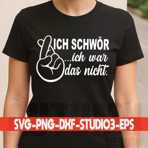 Puede incluir: Camiseta negra con la frase en alemán "ICH SCHWÖR...ich war das nicht" en blanco, junto a un gráfico de dedos cruzados. En la parte inferior, una pancarta roja con el texto "SVG-PNG-DXF-STUDIO3-EPS".
