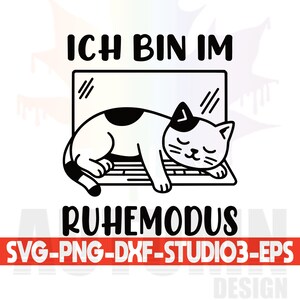 Op de afbeelding: Zwart-wit afbeelding van een kat die op een laptop slaapt. De tekst boven de kat luidt "ICH BIN IM" en de tekst eronder luidt "RUHEMODUS". Daaronder staat de tekst "SVG-PNG-DXF-STUDIO3-EPS".