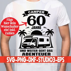 Op de afbeelding: Wit T-shirt met een zwart grafisch ontwerp. Het ontwerp bevat het woord "CAMPER", het getal "60", het woord "JAHRE", een camper, palmbomen en de zin "UND WEITER GEHT DAS ABENTEUER".