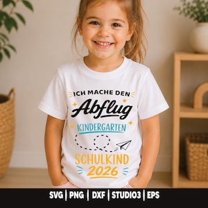 Può includere: Una t-shirt bianca a maniche corte con il testo nero Ich mache den Abflug, il testo blu Kindergarten, una traiettoria di volo a tratteggio nero con un aeroplanino di carta e il testo giallo Schulkind 2026 con stelle e linee decorative.