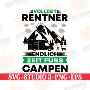 Könnte beinhalten: Schwarz-weiß-Illustration eines Wohnmobils vor einer Bergkette mit Sonne und Wolken. Der Text "VOLLZEIT RENTNER ENDLICH ZEIT FÜRS CAMPEN" ist in Grün und Schwarz geschrieben. Der Text "SVG+STUDIO 3+PNG+EPS" ist in Rot und Schwarz geschrieben.