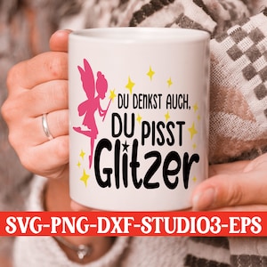 以下が含まれることがあります： ピンクの妖精のイラストと、ドイツ語のテキスト「DU DENKST AUCH, DU PISST Glitzer」が黒で描かれた白いセラミックマグ。黄色の星がデザインを強調しています。マグカップは人が持っています。