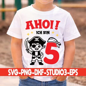 Op de afbeelding: Wit T-shirt met een piratenthema. Het shirt toont de Duitse tekst "AHOI! ICH BIN" in het rood, een cartoon piraat met een zwaard en het rode nummer "5". De tekst "SVG-PNG-DXF-STUDIO3-EPS" staat eronder.