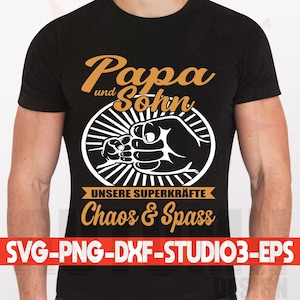 Könnte beinhalten: Schwarzes T-Shirt mit einem grafischen Design mit den Worten "Papa und Sohn" und "Unsere Superkräfte Chaos & Spass". Das Design beinhaltet eine Faust-Illustration in einem kreisförmigen Burst. Auf der Unterseite des Shirts steht "SVG-PNG-DXF-STUDIO3-EPS".