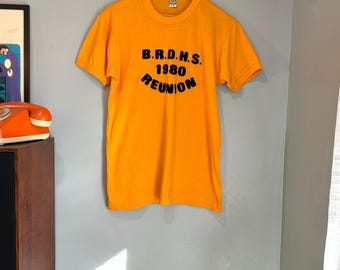 Camiseta vintage de los 80 para reunión escolar, letras flocadas, marca Tiger, cuello redondo, estilo retro.
