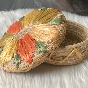 70s Vintage Raffia Floral Pattern Woven Straw Oval Shaped Storage Basket Wicker Jute Rattan Tropical Decor Retro Beachy Vacation Aesthetic