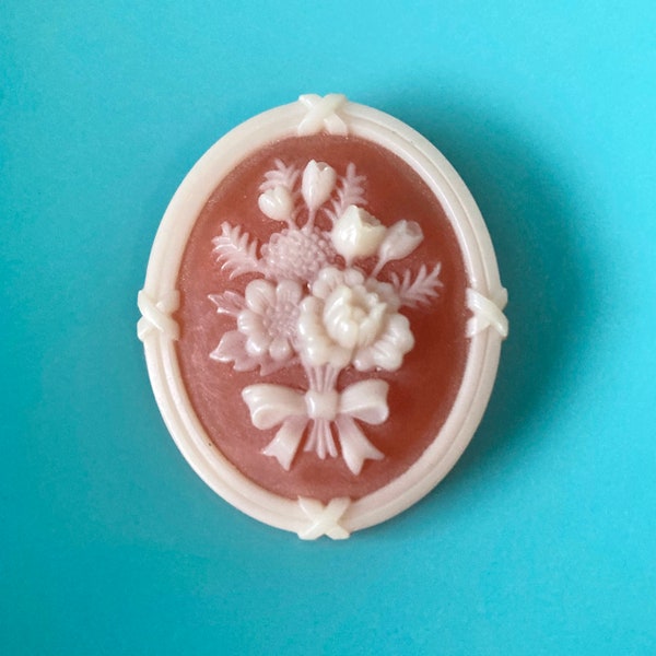 70er Jahre Vintage Avon Cameo Floral Statement Brosche Retro Schmuck große Pin Victorian Style Cabochon Kunstharz