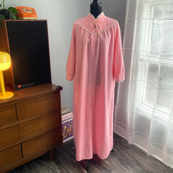 70s Vintage Pink Fleece Robe Dressing Gown Bard’s by Lydia Canada Midecentury Betty Draper Style Nightgown Frilly Lace Trimmed Size Large