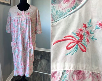 80s Vintage House Dress Pink Floral Print Nightgown Embroidered Flowers Cottagecore Shabby Chic Button-Front Retro Plus Size XL 1X 2X 3X