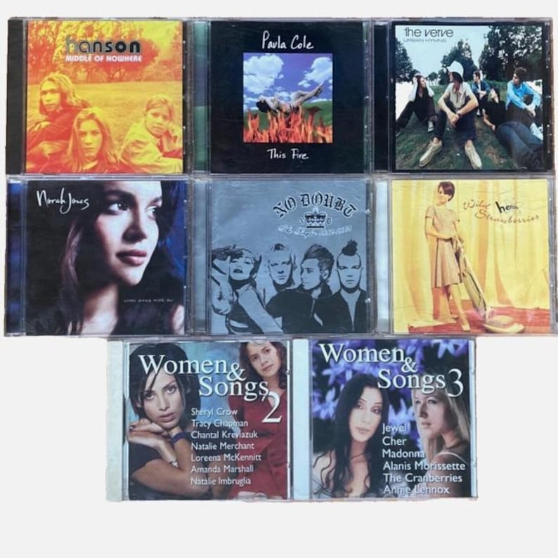 K&ouml;nnte beinhalten: Eine Sammlung von neun Compact Discs (CDs) mit verschiedenen K&uuml;nstlern, darunter Hanson, Paula Cole, The Verve, Norah Jones, No Doubt und mehr. Die CDs sind in drei Reihen mit jeweils drei CDs angeordnet, wobei die Titel und K&uuml;nstlernamen auf den Vorderseiten sichtbar sind.