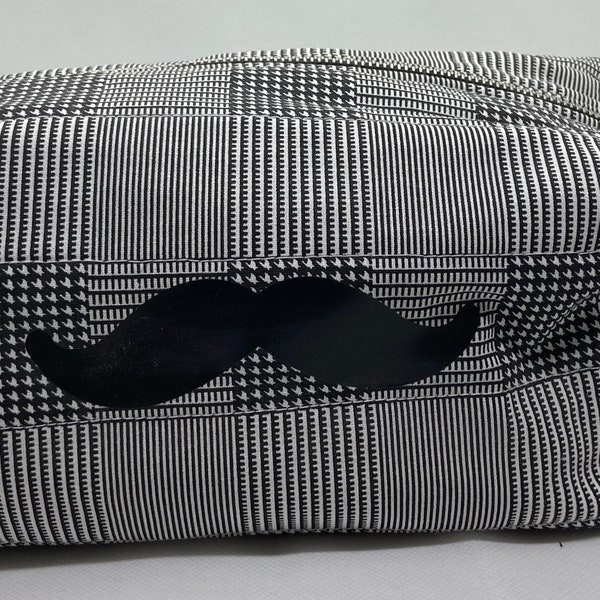 TROUSSE TOILETTE MOUSTACHE