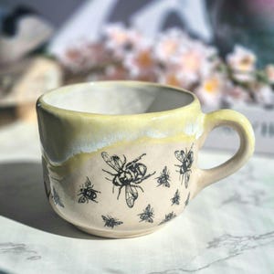 Keramik Tasse mit Bienen handbemalt | Getöpferter Becher mit Henkel gelb weiß | Handgemachte Keramik Geschenkidee für Frauen Mama Oma | 350m