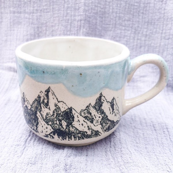 Tasse getöpfert mit Berge, Becher mit Henkel handglasiert, handgemachte Keramik getöpfert, Geschenkidee für Mama, Oma , Freundin