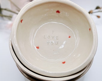 Schüssel weiß- handgemachte Keramik- Salatschale- Schüssel- Teller- handgetöpfert- Geschenkidee für Mama, Einzugsgeschenk- Herzen