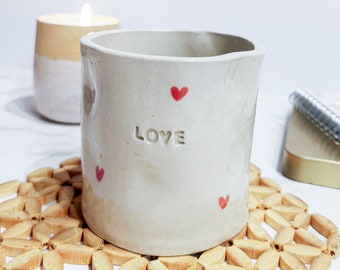 Tasse getöpfert mit Herzen, Becher ohne Henkel, handgemacht, handbemalte Keramik getöpfert, Aufschrift LOVE, Geschenk für Mama- Oma