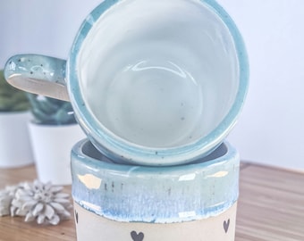 Taza de cerámica - turquesa - blanco - corazones negros - pintada a mano - taza azul - taza de café de menta con confeti - idea de regalo para mamá