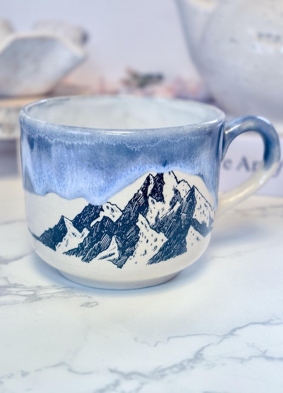Tasse getöpfert mit Berge, Becher mit Henkel handglasiert, handgemachte Keramik getöpfert, Geschenkidee für Mama, Oma , Freundin