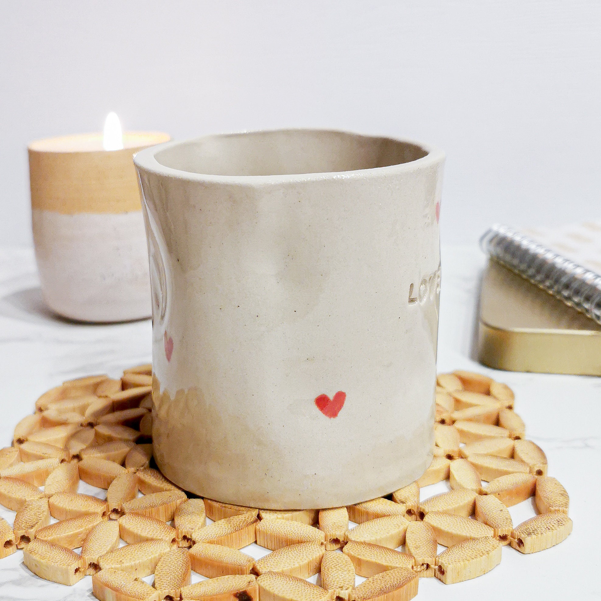 Tasse getöpfert mit Herzen, Becher ohne Henkel, handgemacht, handbemalte Keramik getöpfert, Aufschrift LOVE, Geschenk für Mama- Oma