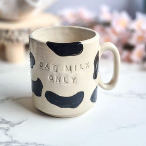 Zierlicher Keramikbecher, Kuh, ästhetische Tasse, handgemachte Keramik, handbemalt, Geschenke für sie, Bauer, niedlich, trendig, Aufschrift