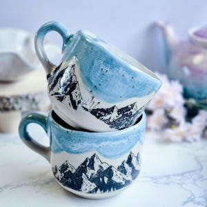 Tasse getöpfert mit Berge, Becher mit Henkel handglasiert, handgemachte Keramik getöpfert, Geschenkidee für Mama, Oma , Freundin