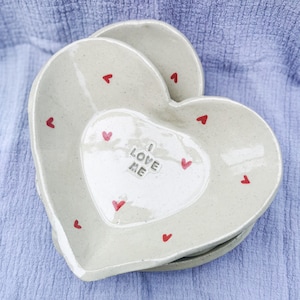 Bol beige - cerámica hecha a mano - ensaladera - bol - plato - hecho a mano - idea de regalo para mamá, regalo de inauguración de casa - corazones