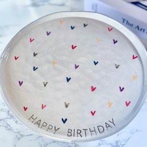 Personalisierter Teller handgemacht mit Herzen | Keramik Dessertteller handgetöpfert | Geschenk mit Namen für Mama Oma Freundin
