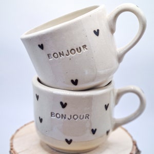 Tasse Keramik Bonjour - schwarze Herzen handgemacht- mit Henkel Geschenkidee Mama, Oma, Freunde - handbemalt