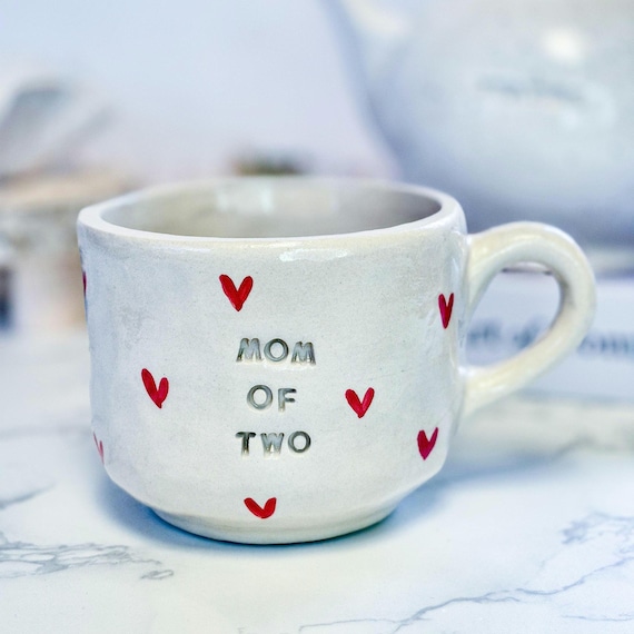 Tasse Keramik- Mom of two- mit Aufdruck/ Aufschrift, handbemalt Becher mit Henkel, handgemachtes Geschenk Mama, Freundin, Oma