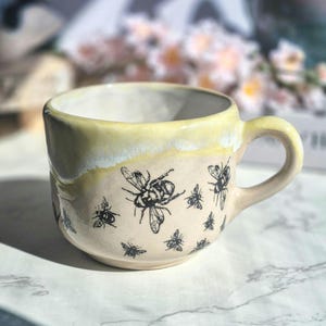 Tasse getöpfert mit Henkel, Becher mit Bienen handbemalt, handgemachte Keramik getöpfert, Geschenkidee für Frauen, Oma, Mama