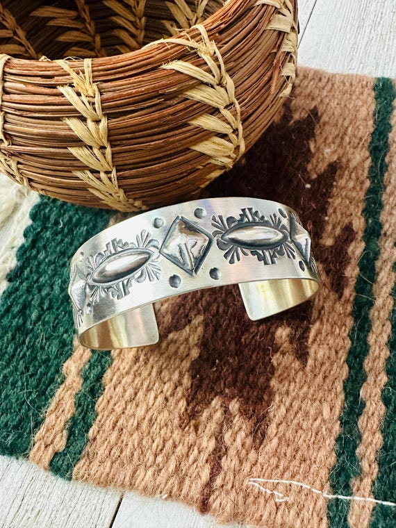 エルビラ・ビル作、ナバホ族の手打ちスターリングシルバー製カフ