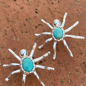 Naturliga Kingman-örhängen i turkos och sterlingsilver med spindelstift