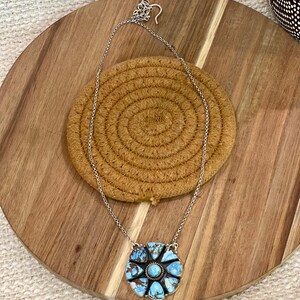 Mooie handgemaakte sterlingzilveren en gouden heuvels turquoise clusterketting
