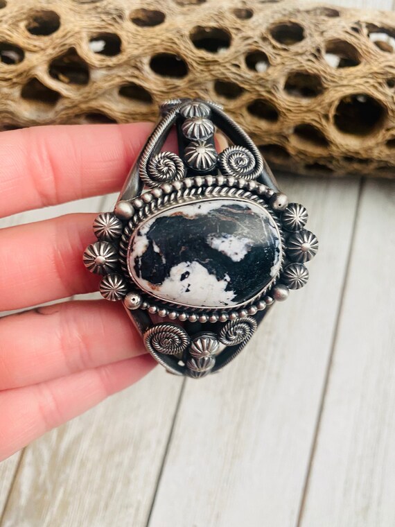 ナバホ族のホワイトバッファローとスターリングシルバーのカフ