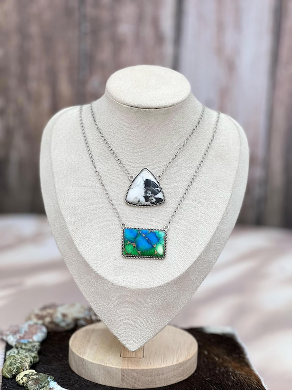 ハンドメイドのスターリングシルバー製ピーコックダリアとホワイト