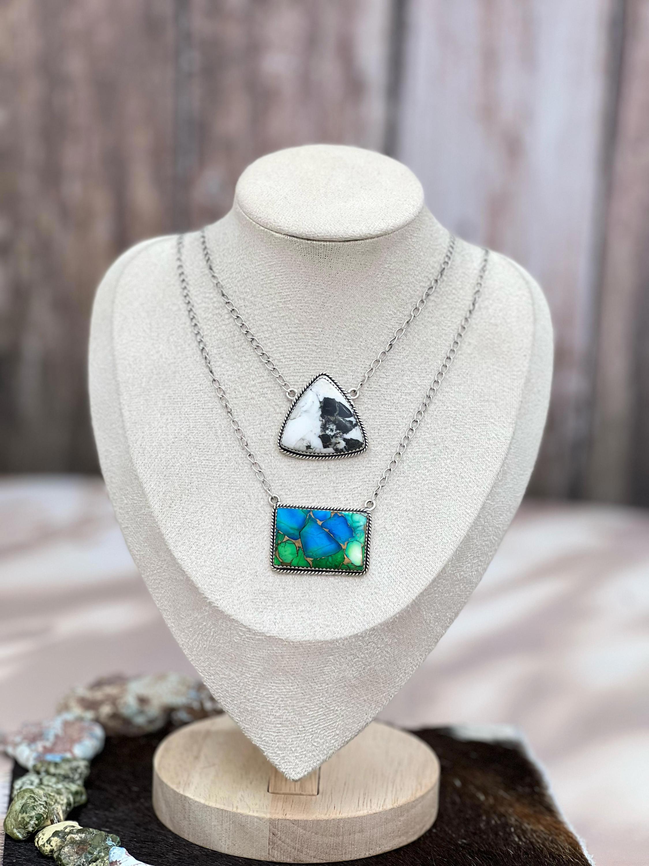 ハンドメイドのスターリングシルバー製ピーコックダリアとホワイト