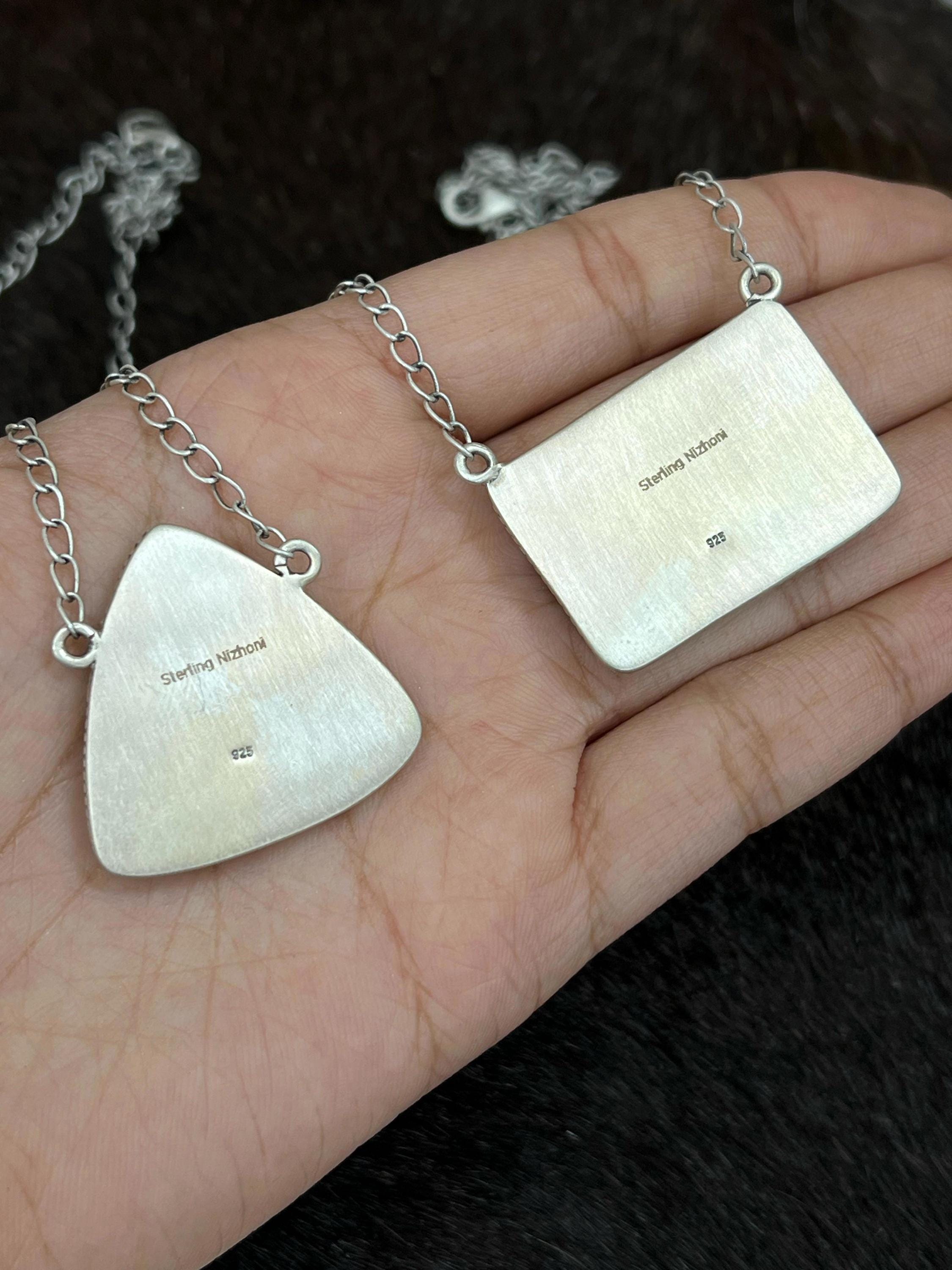 ハンドメイドのスターリングシルバー製ピーコックダリアとホワイト