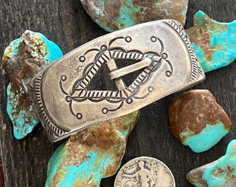 Pulsera tipo brazalete de plata de ley Old Pawn, hecha y forjada a mano por el artista de Santa Fe, Buffalo: The Buckle.