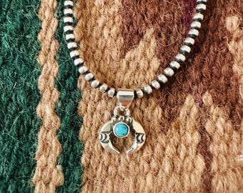 Pendentif Mini Naja artisanal en turquoise et en argent sterling