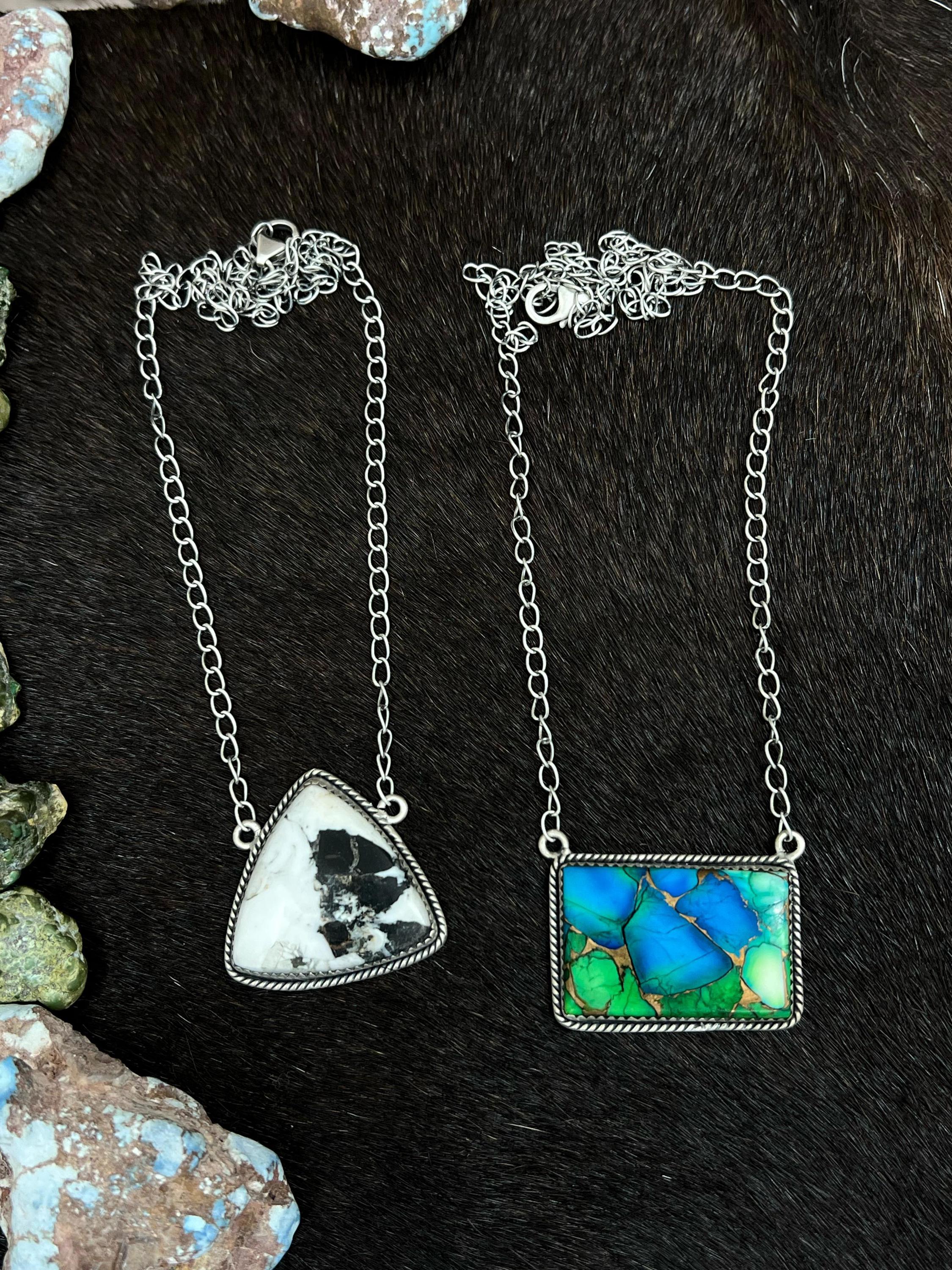 ハンドメイドのスターリングシルバー製ピーコックダリアとホワイト