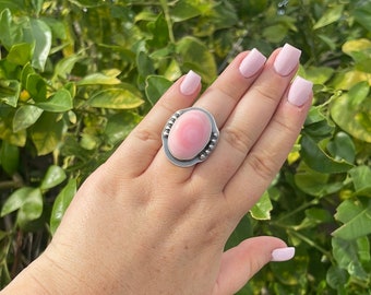 Bellissimo anello ovale con conchiglia rosa e argento sterling Navajo firmato